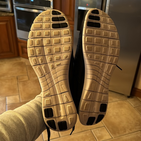 Men’s Nike Shoes - Picture 3 of 5